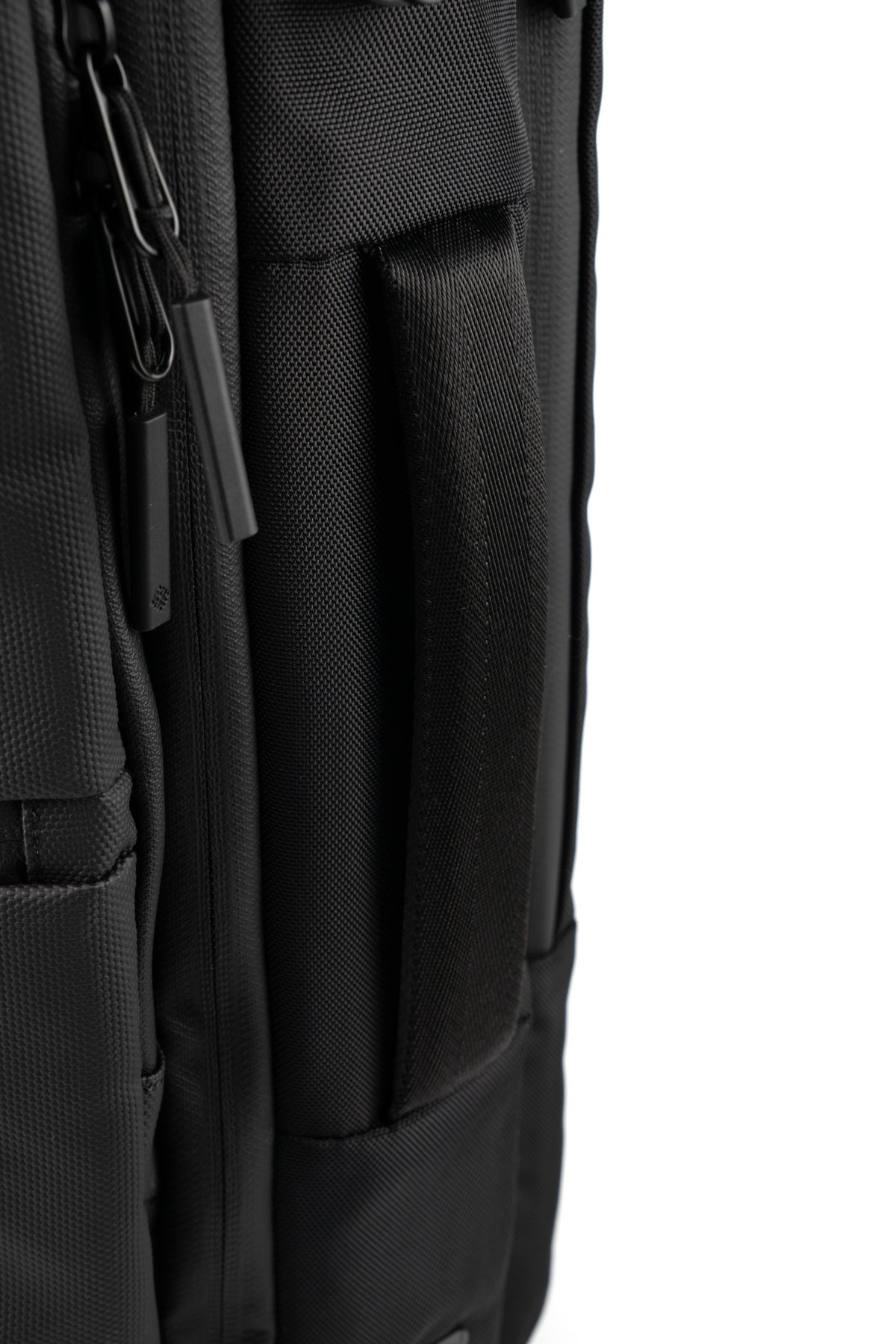 Travel Mate Light zipper and strap detail
