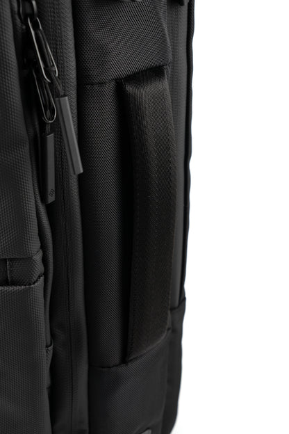 Travel Mate Light zipper and strap detail